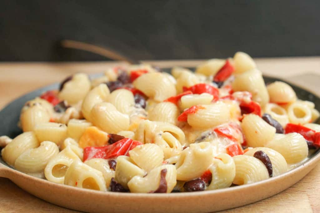 Cajun pasta with red peppers and black beans