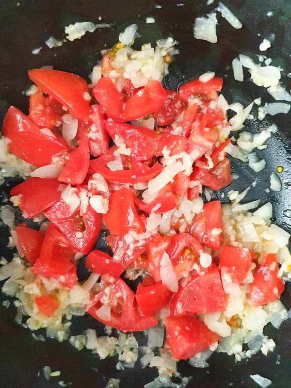 cooking loubia with fresh tomatoes